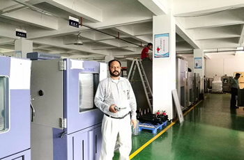 Клиент из Пакистана приобрел климатическую испытательную камеру тепла и влаги